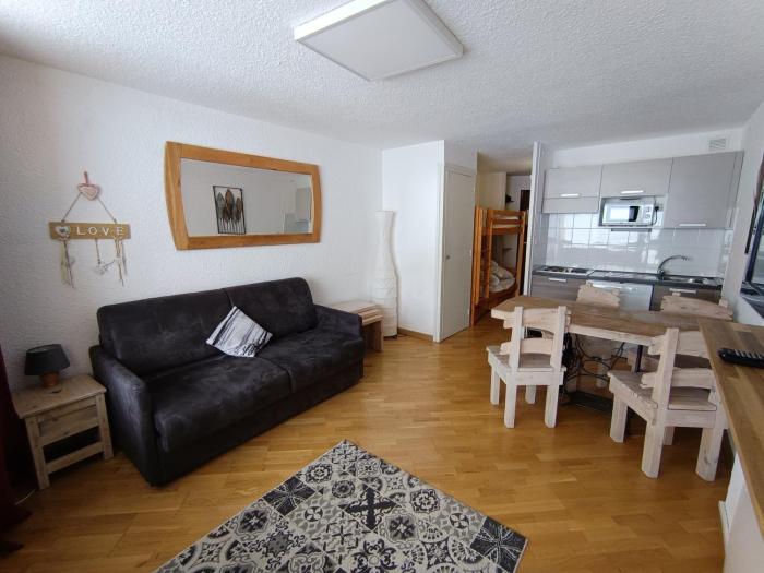 Studio rénové, accès pistes, parking - FR-1-445-146