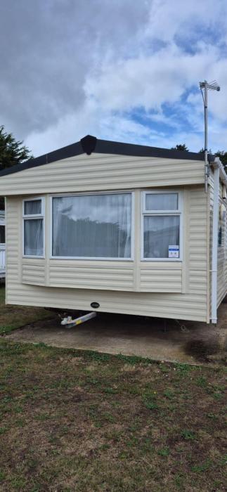 Superb 8 Berth Dog Friendly Caravan To Hire In Norfolk Ref 10054B