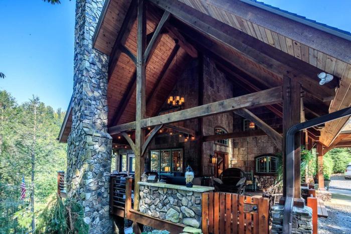 Luxury Riverfront Lodge - Sleeps 12, VIEWS, Fireplaces, Dogs OK