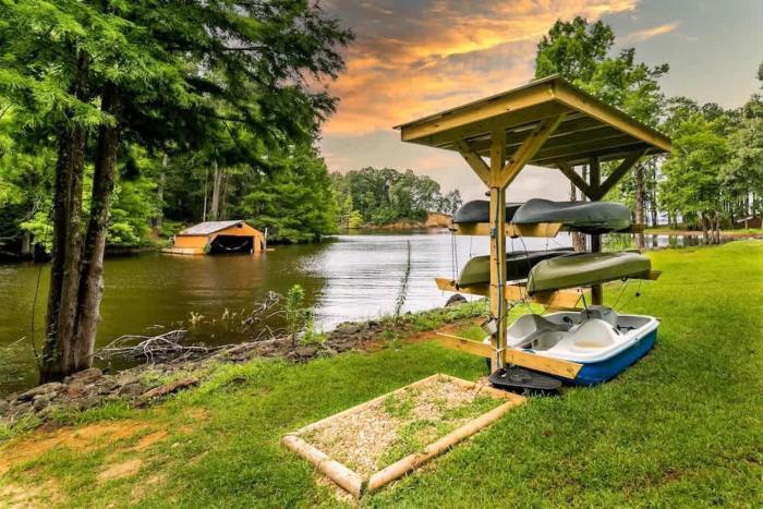Lakefront 3BR with Bunkhouse and Kayaks, Rowboat Included
