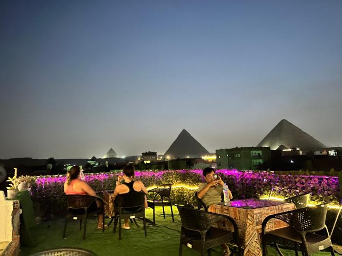 2 Jana Pyramids view inn