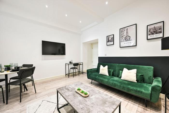 Stylish Ealing Broadway Apt - Steps to Metro & Workspace