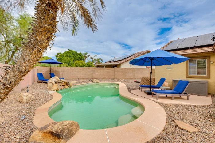 Spacious and Fenced Yard Relaxing Home in Surprise