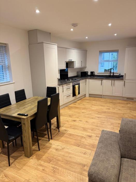 3 Bedroom House with free on site Parking next to the Canal