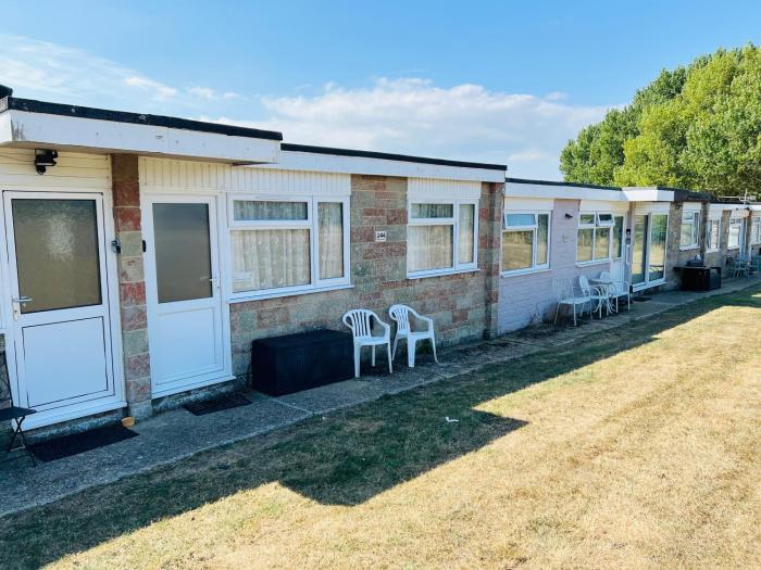2 Bedroom Chalet SB144, Sandown Bay, Isle of Wight, Dog Friendly, Free Wifi