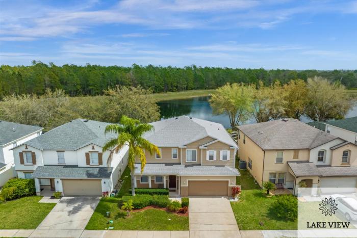 Bluelakeview Luxury Villa with Private Pool & Spa plus Lake Views, BBQ, Games Room