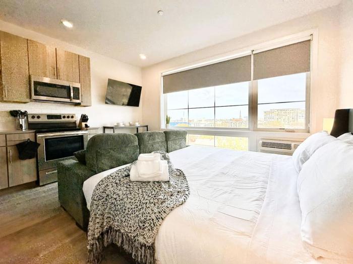 Studio Apt with City View, Rooftop and Gym