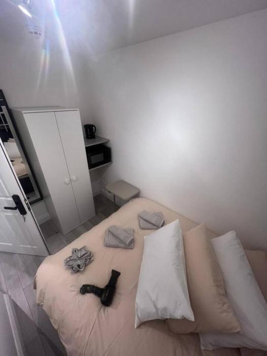 Room in Oval 6 minutes walk away