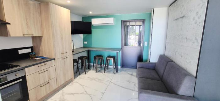 Studio 7 mn mer, refait neuf, cosy, parking, piscine