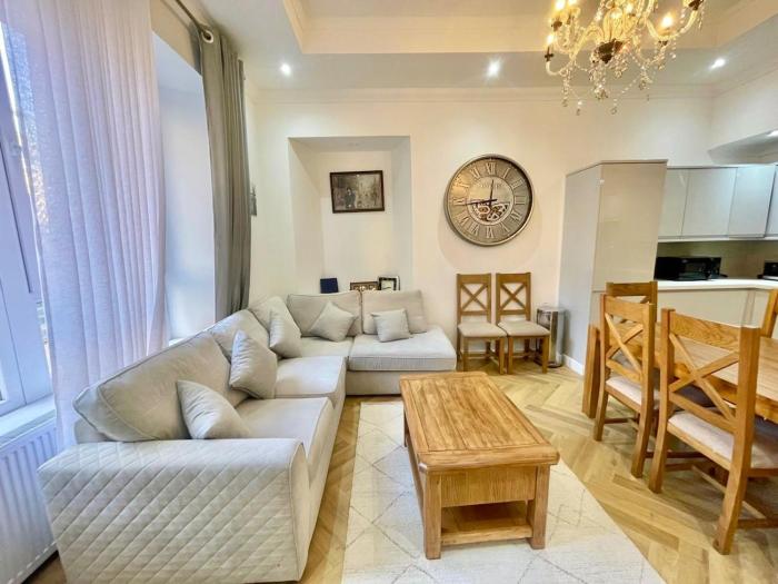 Three bedroom Apartment In Glasgow City Centre