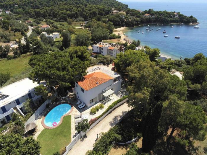 Spacious villa overlooking beach with private pool