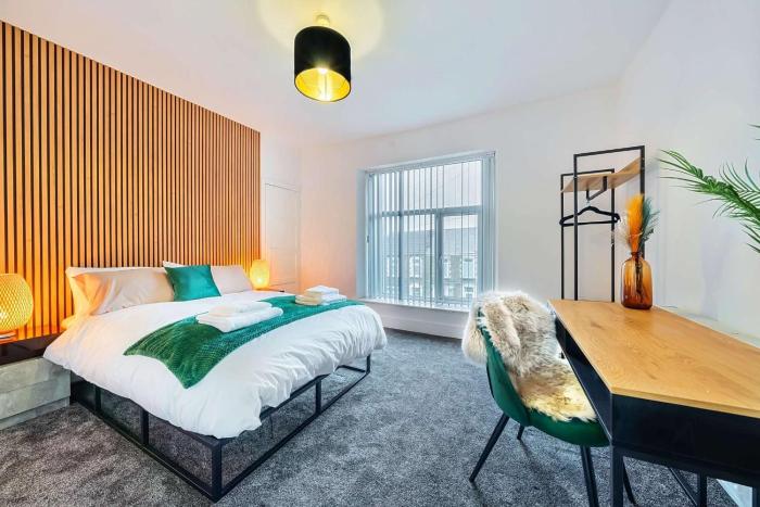 6 Bed Family Home With Free Parking