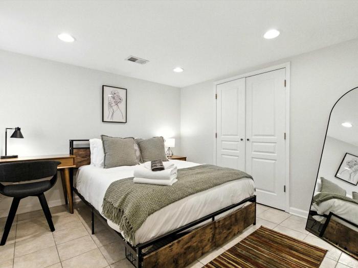 Cozy 2BR Flat - Walk to METRO Market