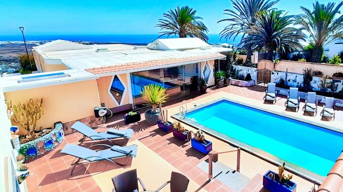 MADORA-Lanzarote -Villa- private pool, amazing garden, sea view, quiet location