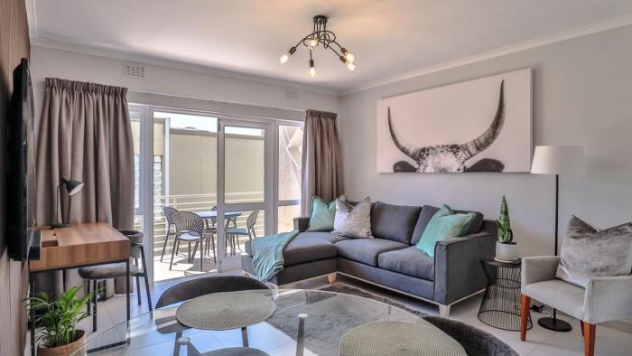 Stylish 2 Bed with Balcony near iconic Stadium in Green Point