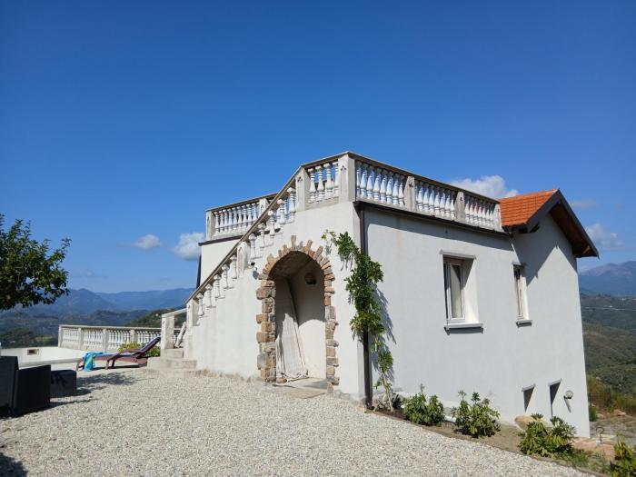 Villa dei Sogni, with private pool ,roof terrace and spectacular views of Monaco and Ligurian mountains