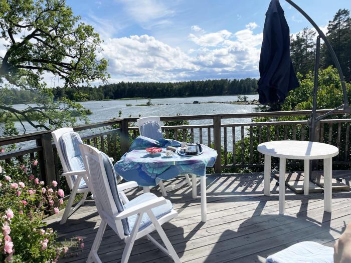 Modern Cottage with Lakeside Location and Idyllic Setting near Loftahammar