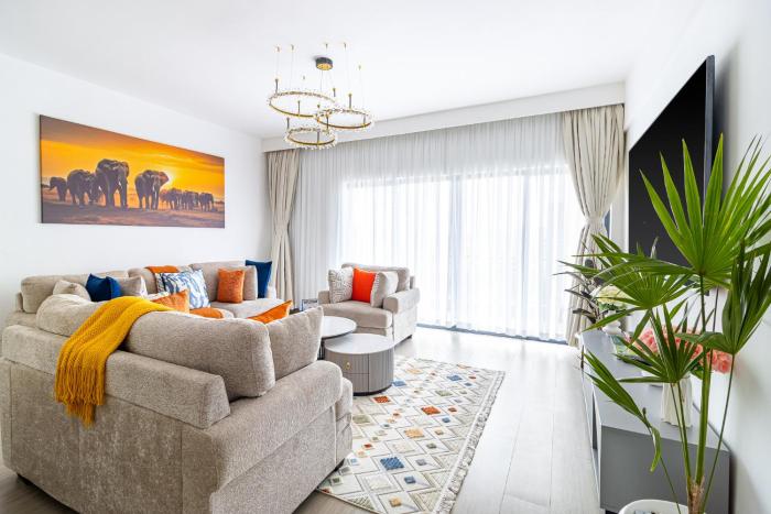 Cozy 2BR Kilimani with Workspace, GymSauna &Pool-Walk to Yaya Centre