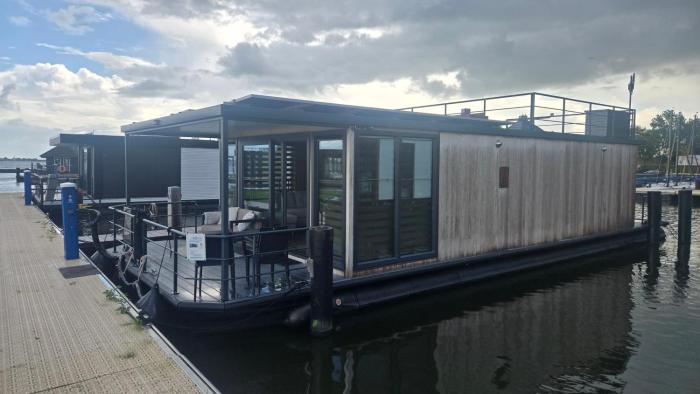 Castalia Houseboat met uitzicht over het Sneekermeer