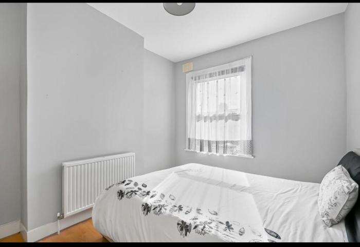 First floor 1 bed apartment with lounge and kitchen