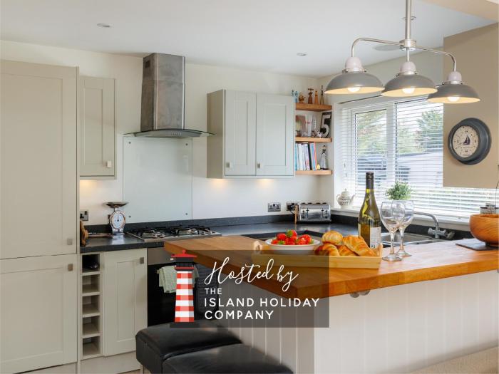 Pebble Beach - Modern Pet-Friendly Bungalow, Short Walk to Bembridge Beach