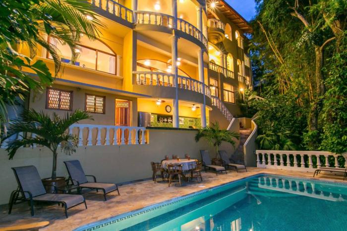 Castillo de Amber, 4 Aparts, 6 Bedrooms, Ocean Views, Central Location