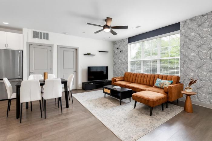 Elegant 2BR with Resort Pool and Lounge Areas 2