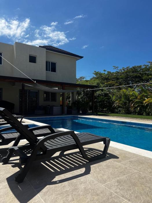 casa moderna y campestre con piscina y patio serca a la playa