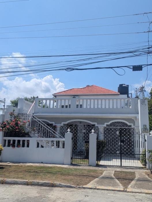 2 Bedroom upstairs large flat in Portmore Pines
