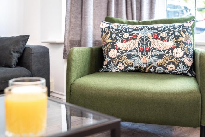 KGV Stays - Serenity House 3 bedroom near to the hospital with parking