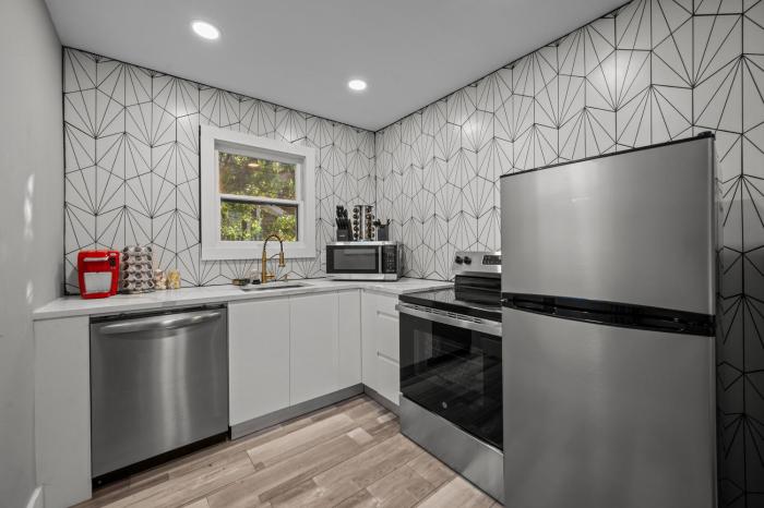 Charming Heights Apartment Near Cafes & Dining