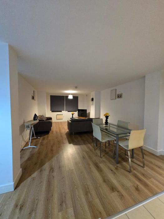 spacious 2 bedroom city centre apartment
