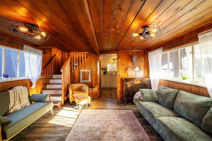 Cozy vibes, hot tub, EV charger, 1mi to beach