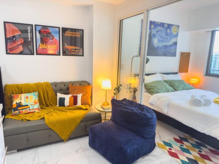 Unique and Quiet Studio Unit in Mandaluyong or Makati with Fast WiFi & Best City View