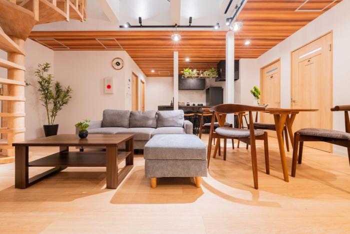 吹き抜け天井 大きなリビング 15台のベッド バスルーム3つ グループに最適の宿