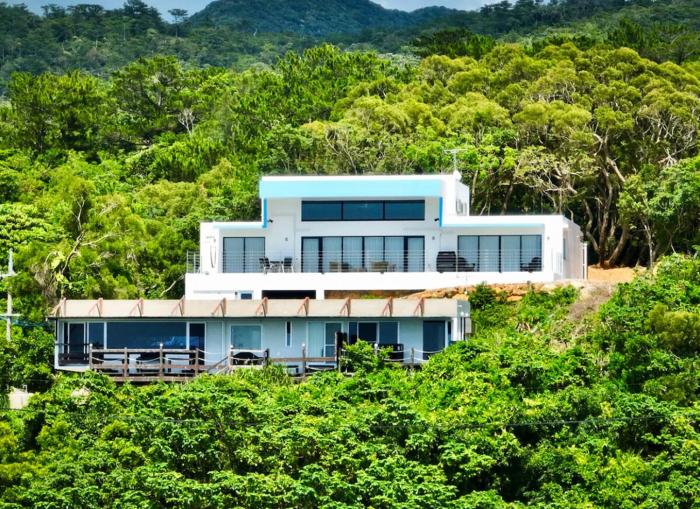 Bella Vista-Luxurious Hilltop Penthouse with Ocean View