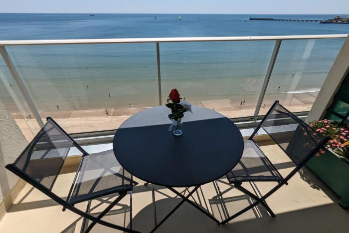 Cozy apartment with sea view