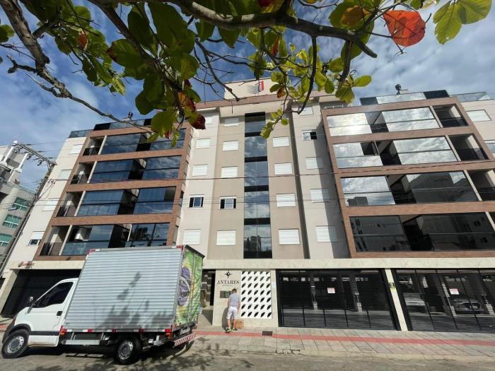 Cód 76 - Apartamento especular á 200 m do mar