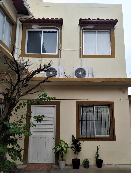 Hermosa casita con patio compartido