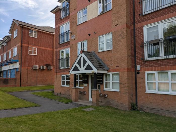 Comfortable and Peaceful 2 Bedroom Flat with Shared Bathroom and Kitchen Close to Manchester Airport