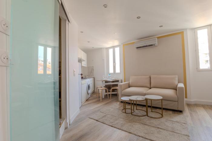 Renovated 1 bedroom - AC - City Center