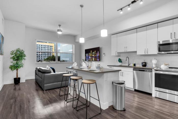 Sunny 1BR Unit With Free Parking Prime Location