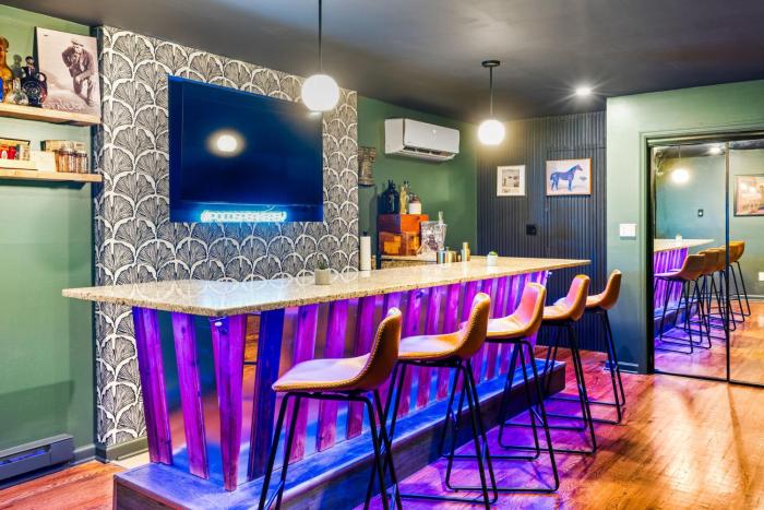 Pocono Speak Easy Hot Tub Golf Simulator 1920 Bar