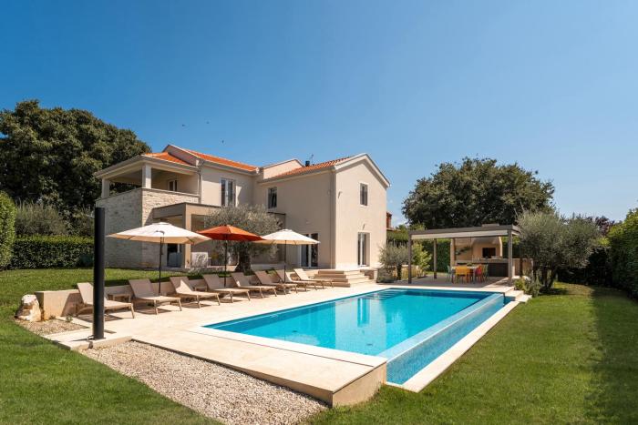 Villa MaK a family Oasis with heated Pool & Nature Views