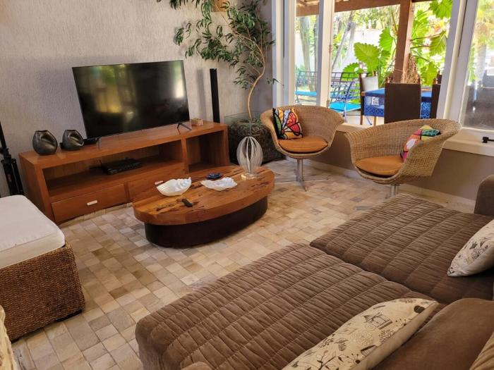 Mansion with sea access