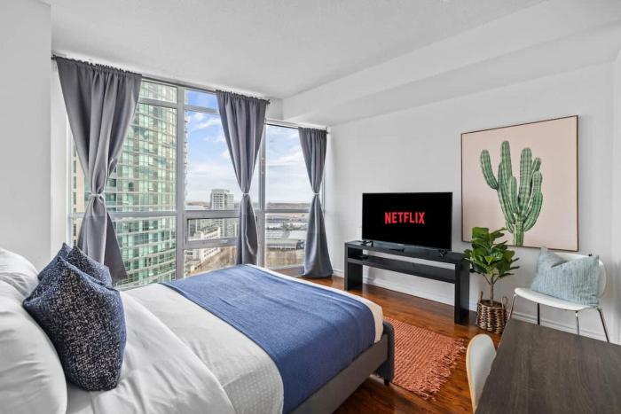 Chic Fort York Studio Cozy Retreat in Downtown