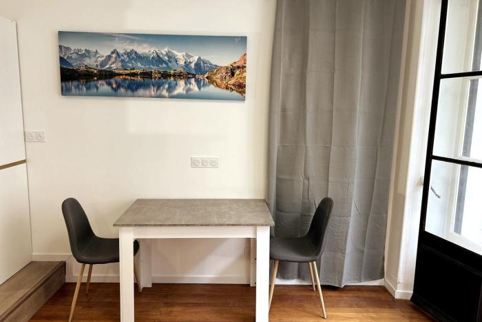 Studio lumineux hypercentre avec balcon