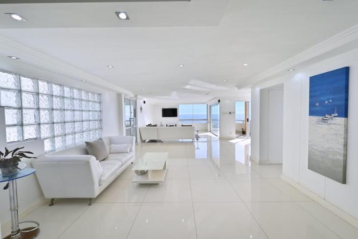 Specious 2 Bedroom Apartment in Sea Point