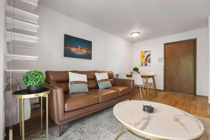 Workspace with Desk & Walkable to hospital & campus