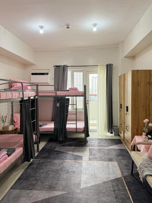 Roomies Spacious Fully Furnished Condo with Balcony and Netflix for 4pax